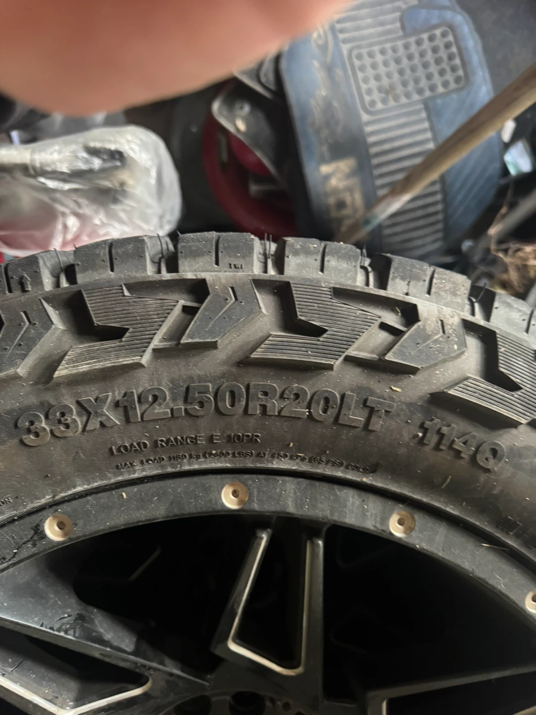 33x12.50R20LT venom terrains