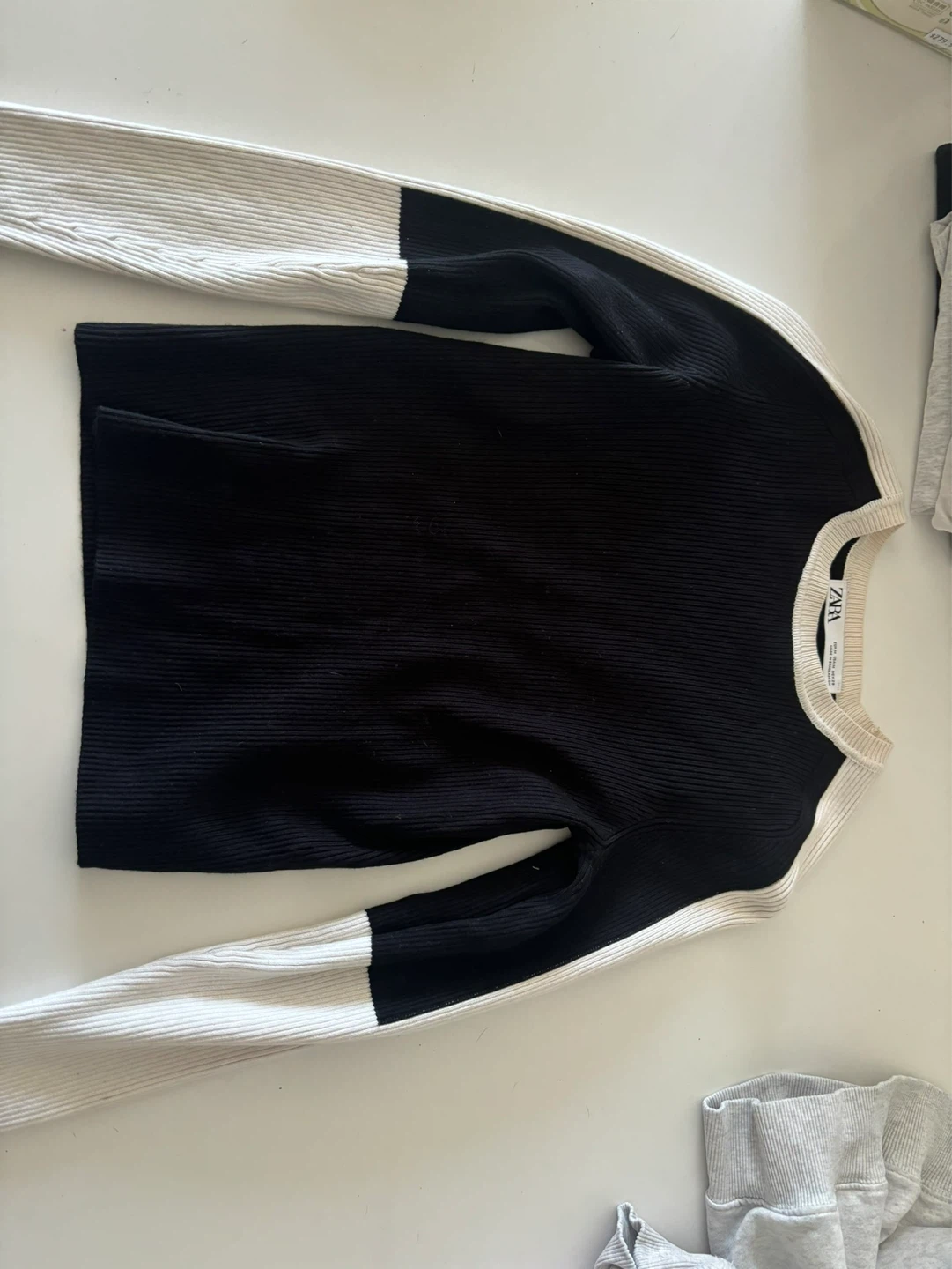 ZARA Ribbed Knit Sweater Black and White Fits S