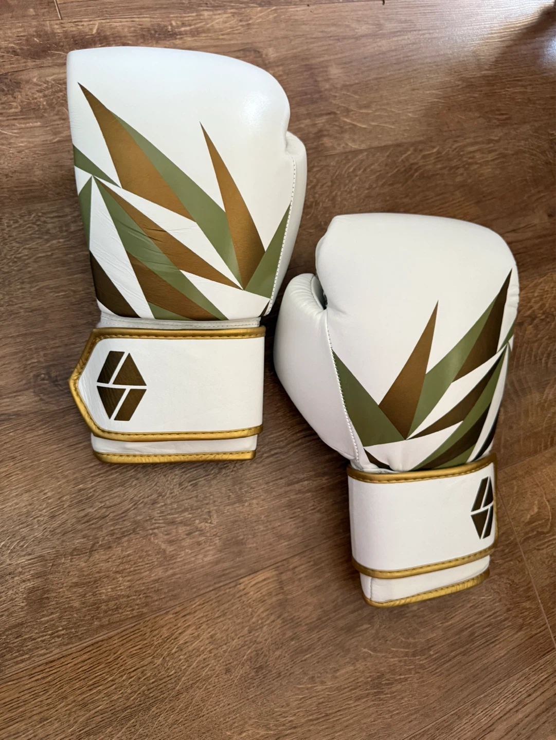 Society Nine White & Gold 16oz Boxing Gloves - photo 2