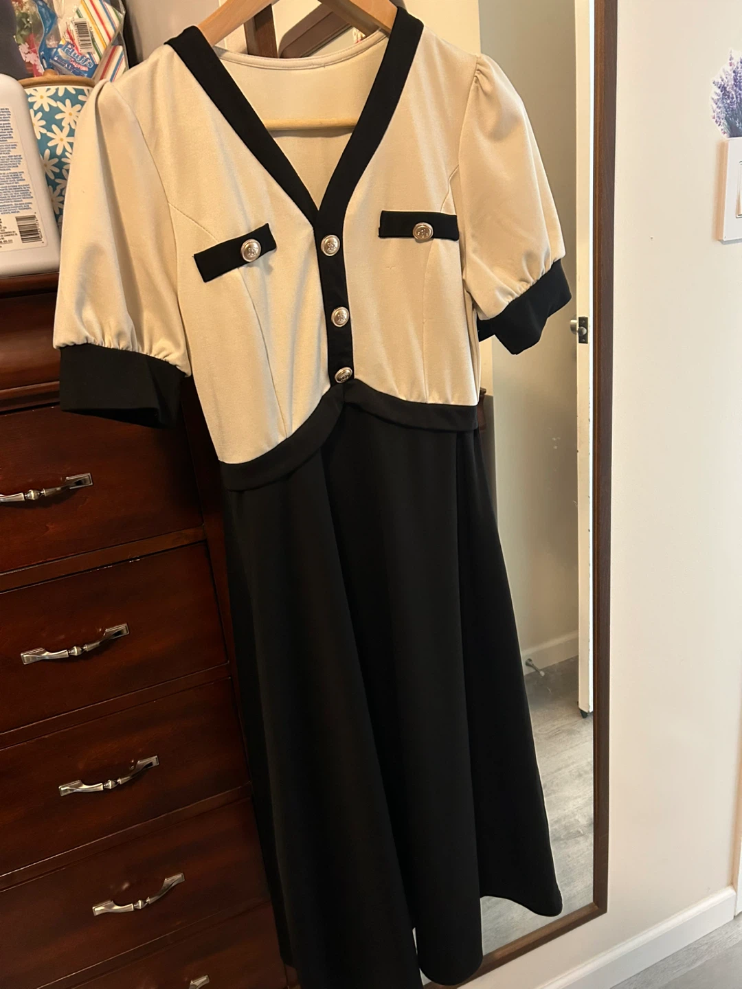 Two-tone V-neck Dress with Button Accents 🌱