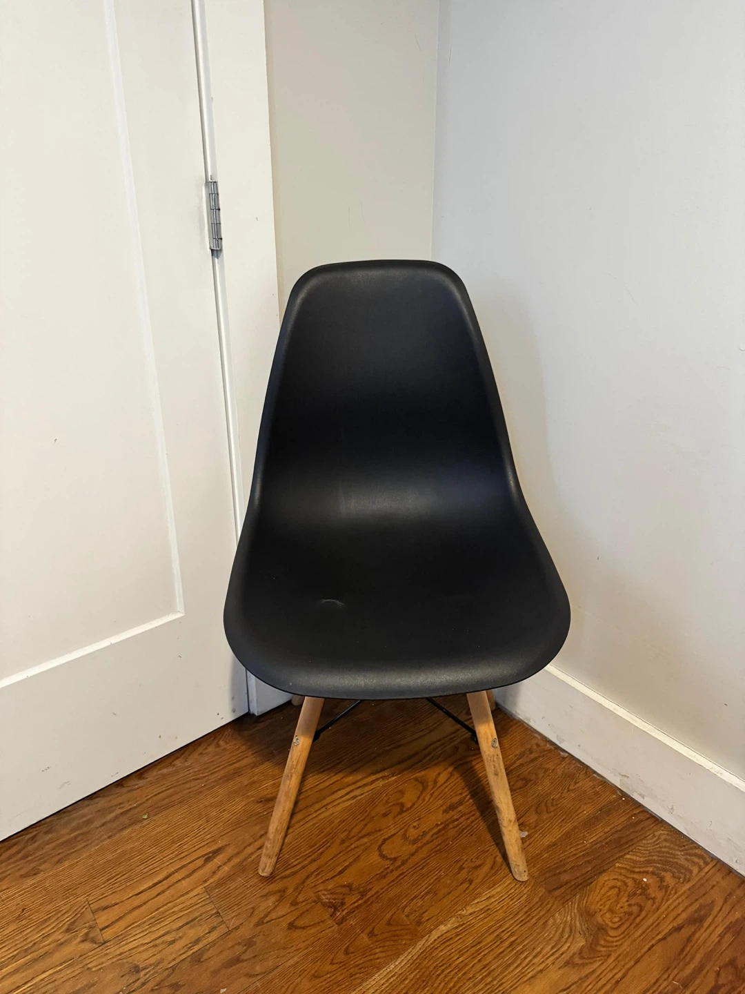 Black accent chair with wooden legs