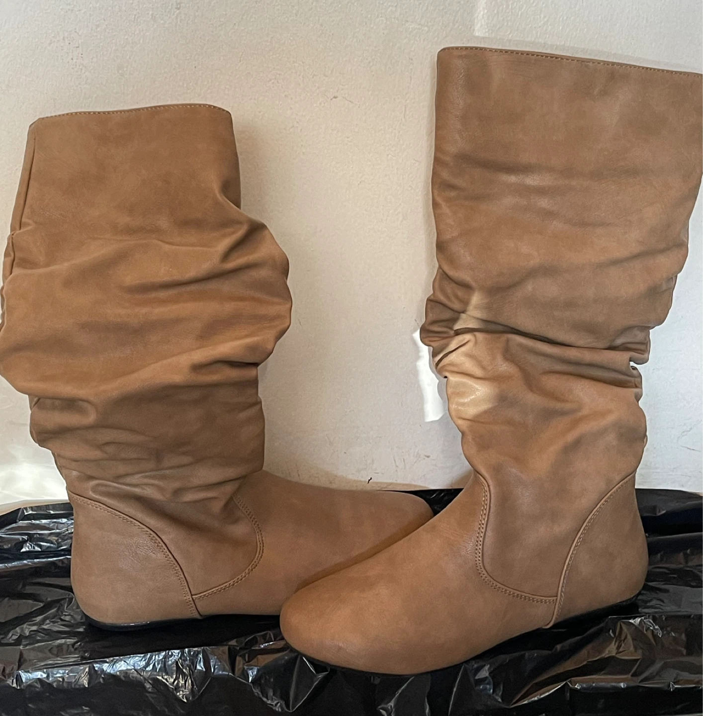 Women’s tan faux slouch boots 🌱🌱 - photo 2