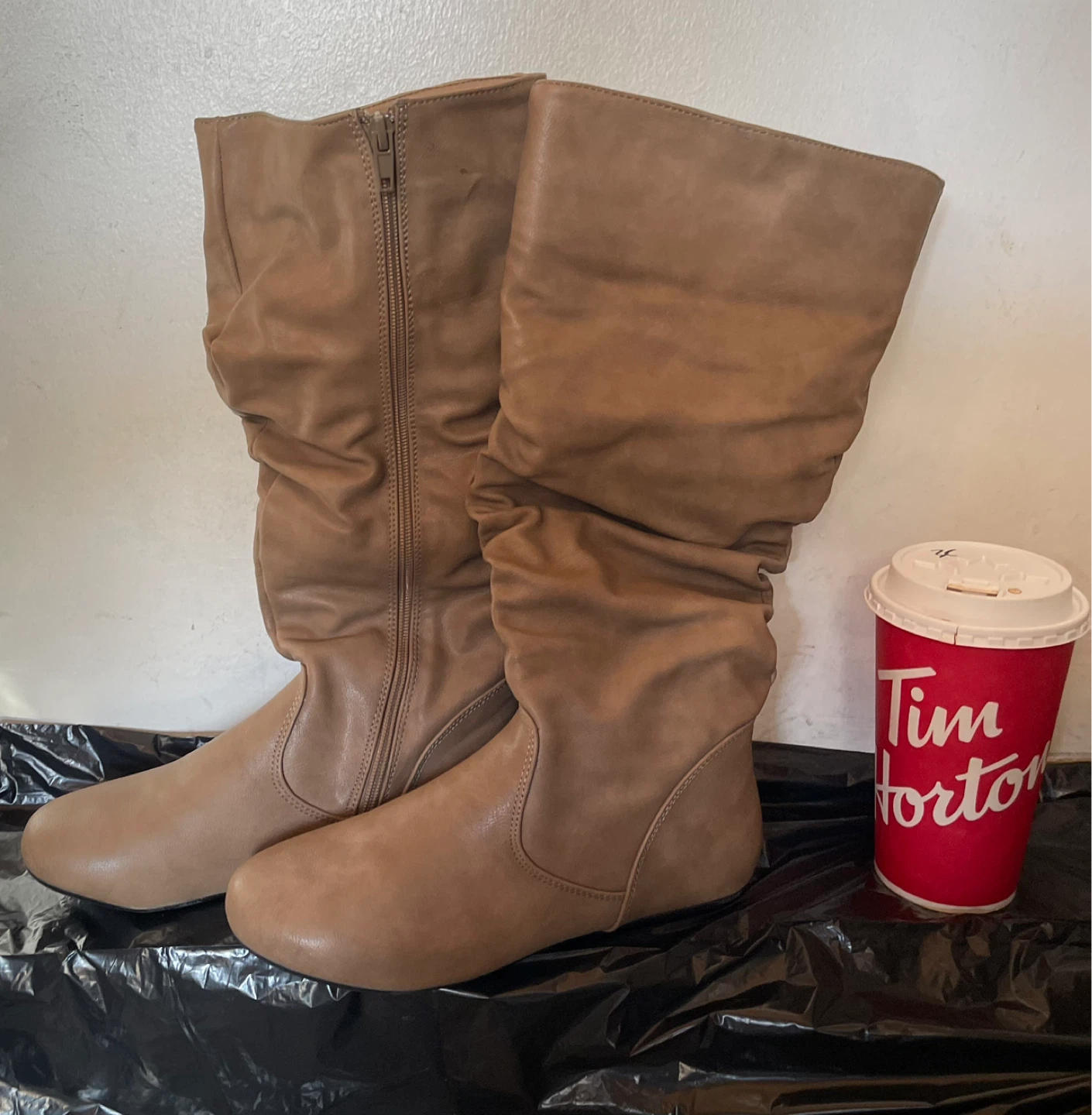 Women’s tan faux slouch boots 🌱🌱