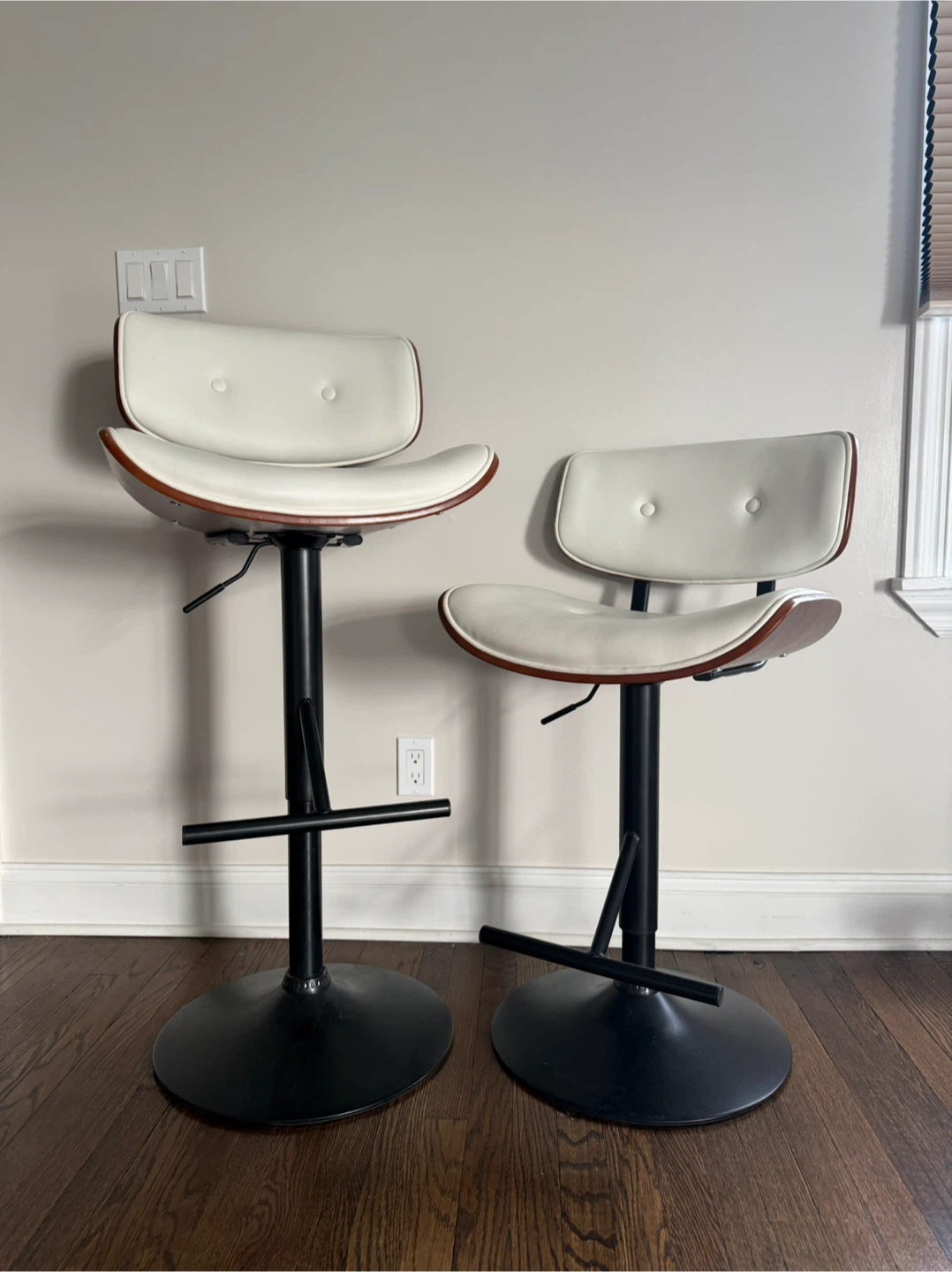 Set of 2)High-End Look Bar Stools – Adjustable + Swivel