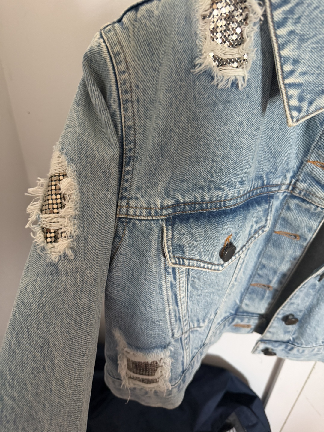 Alice + Olivia Jeans Denim Jacket Distressed Sequins Size M - photo 3