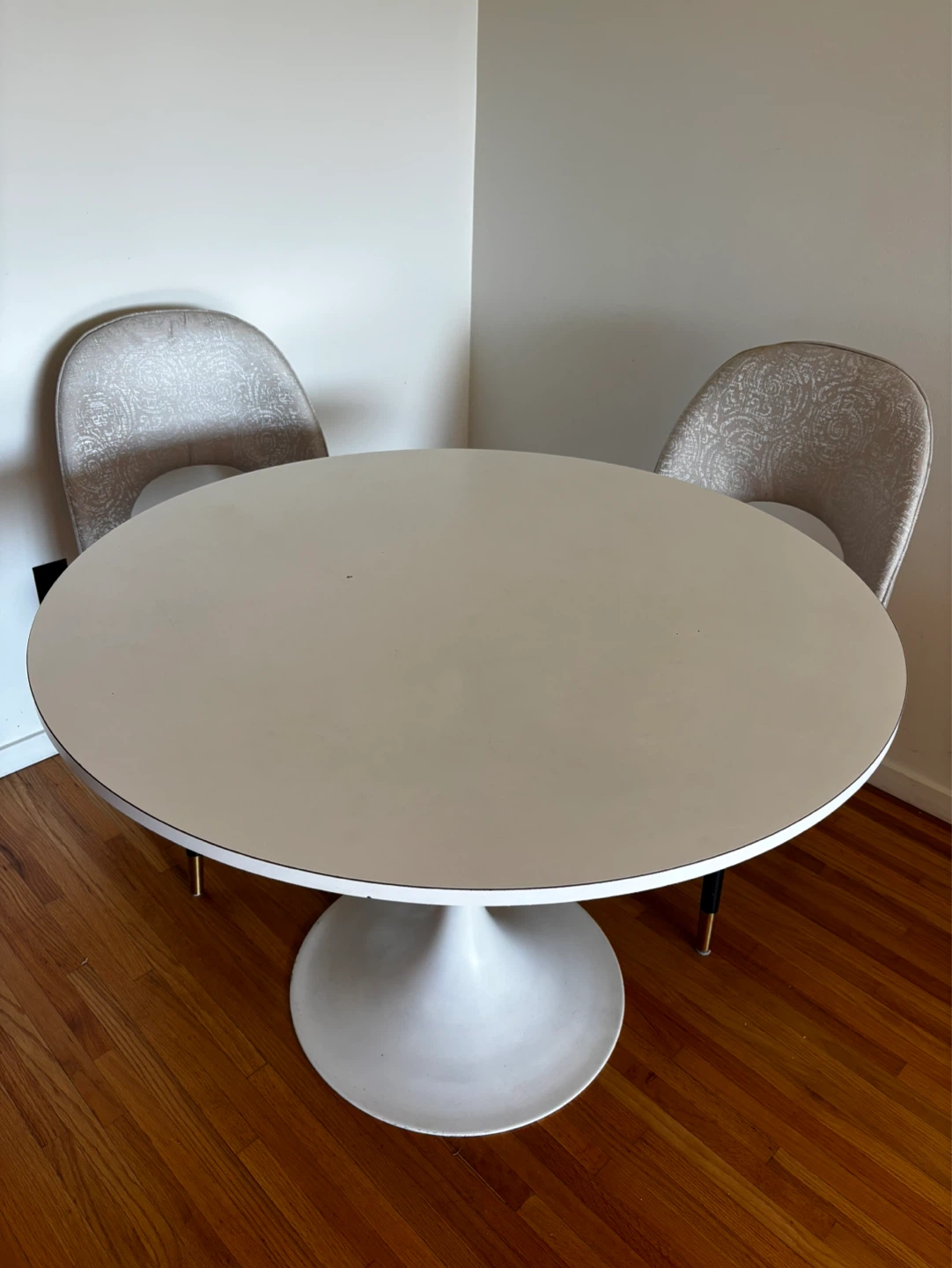 White Round Pedestal Dining Table with Two Chairs 🌱 - photo 2