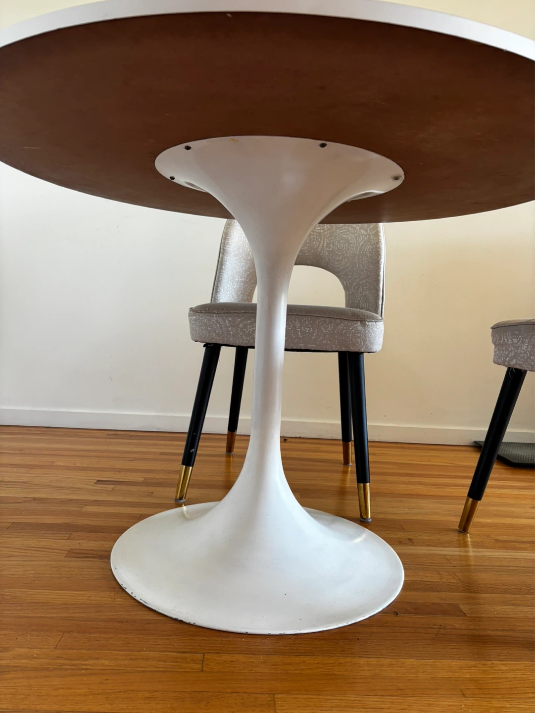 White Round Pedestal Dining Table with Two Chairs 🌱 - photo 3