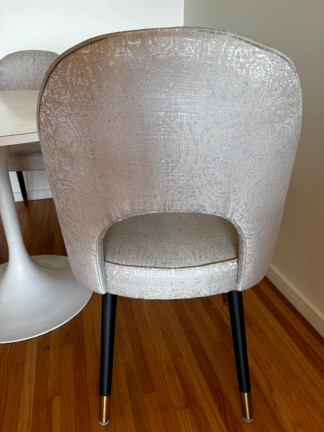 White Round Pedestal Dining Table with Two Chairs 🌱 - photo 5