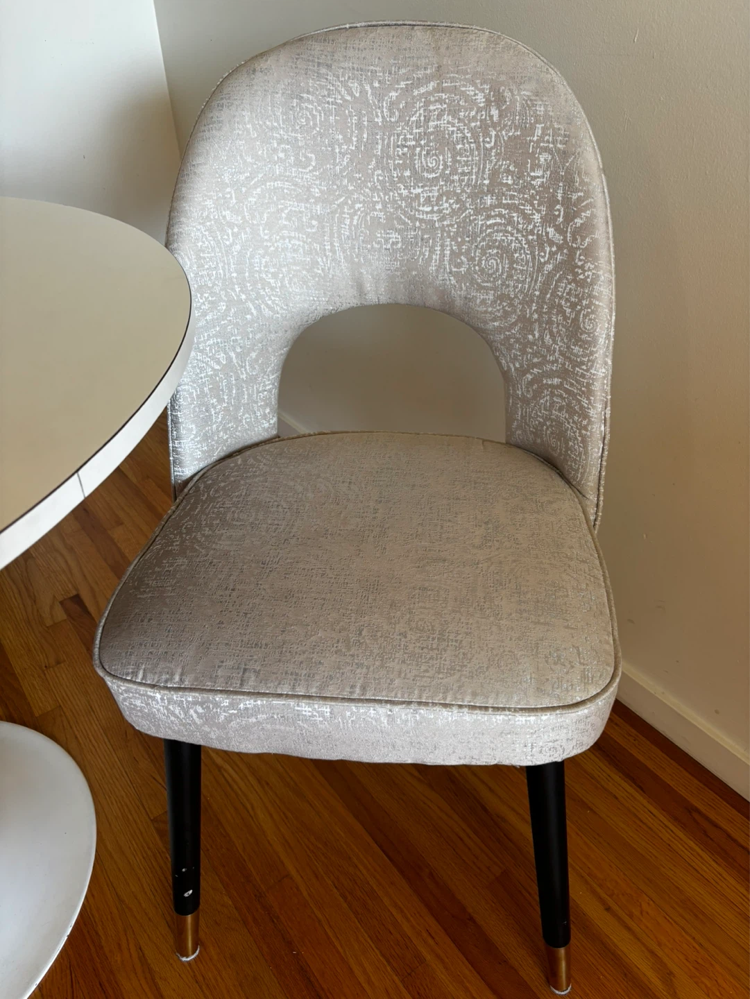 White Round Pedestal Dining Table with Two Chairs 🌱 - photo 4