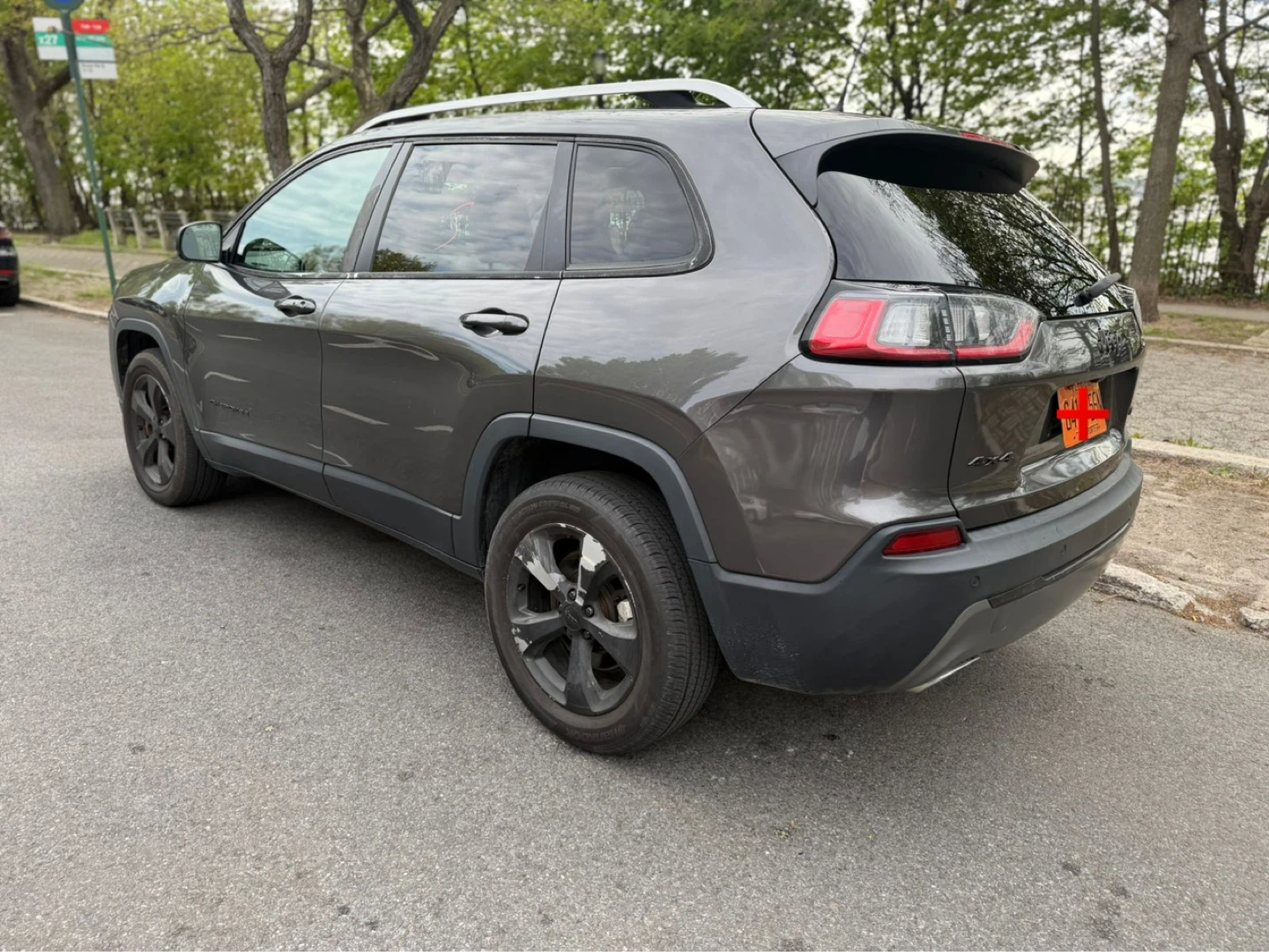 Gray Jeep Cherokee SUV - photo 4