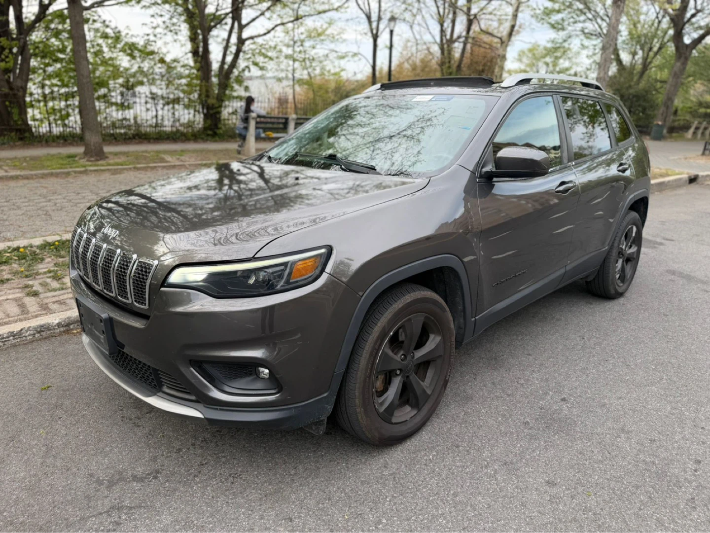 Gray Jeep Cherokee SUV - photo 2