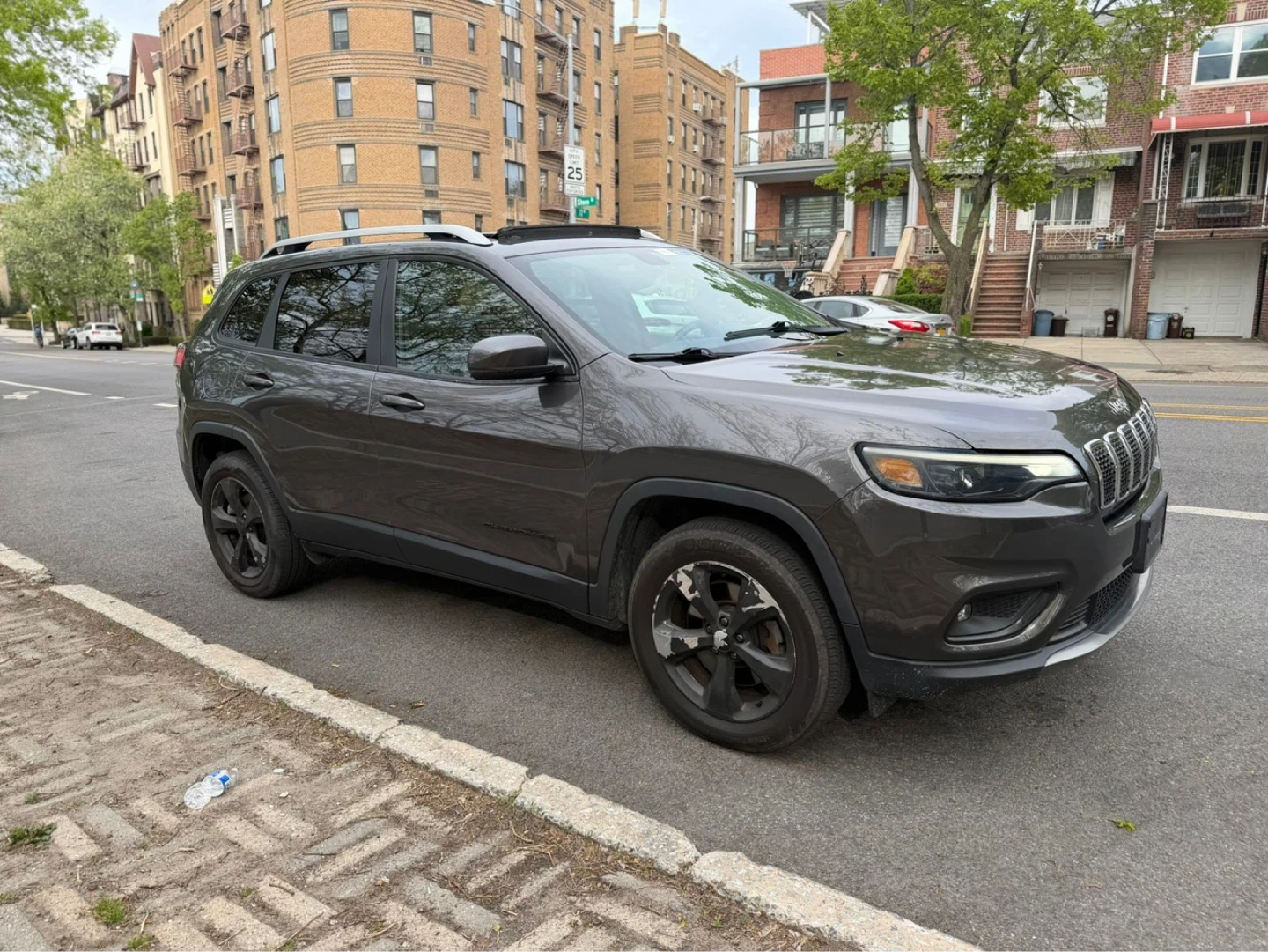 Gray Jeep Cherokee SUV - photo 3