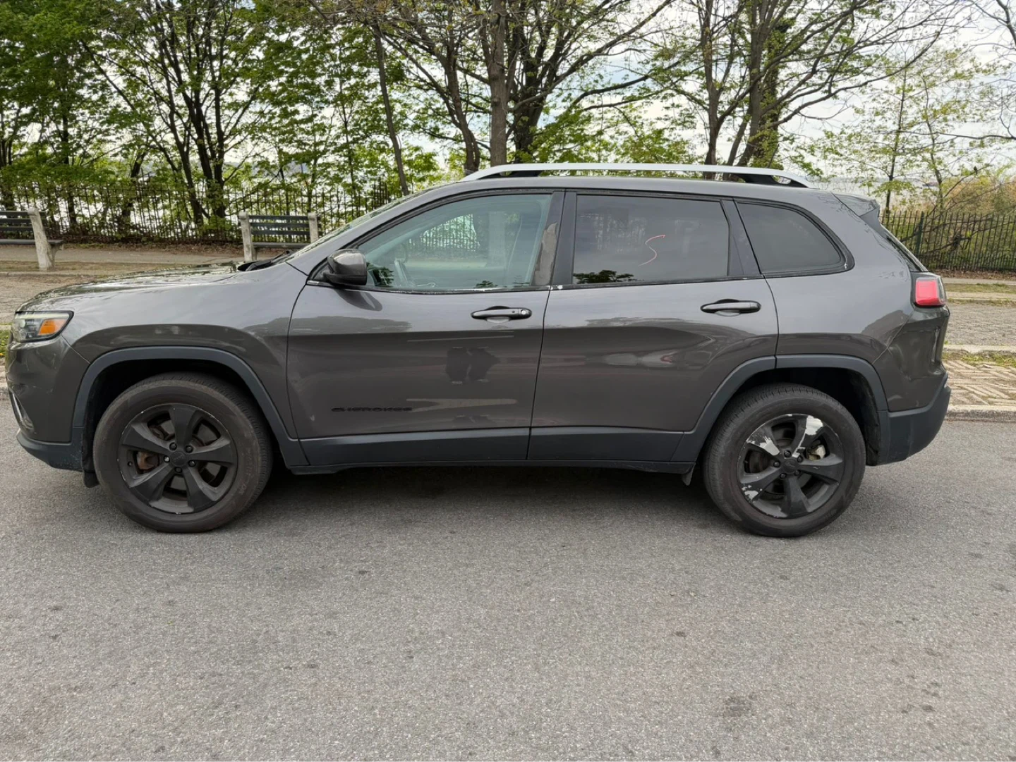 Gray Jeep Cherokee SUV - photo 5