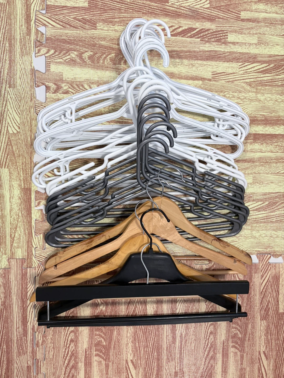 25 pieces Mixed Hangers - Plastic and Wood