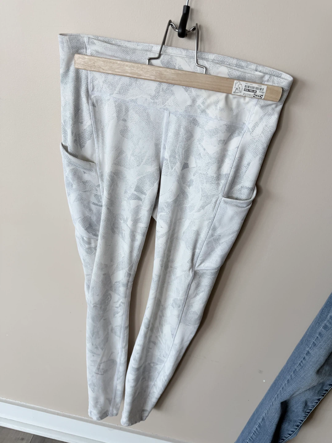🌱 Lululemon Leggings Size 6 White Snake Print