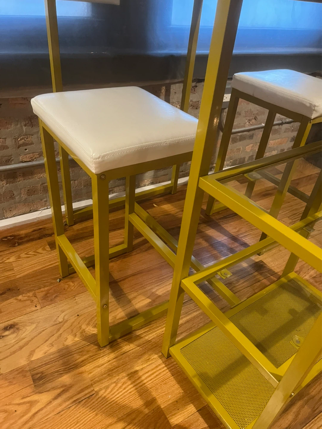 Height Table with 2 Stools - photo 3