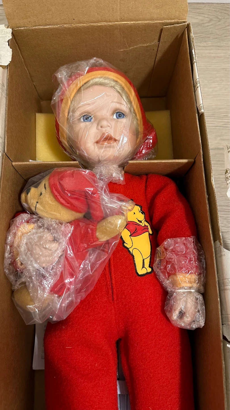 2 The Ashton-Drake Galleries Winnie the Pooh Doll - photo 2