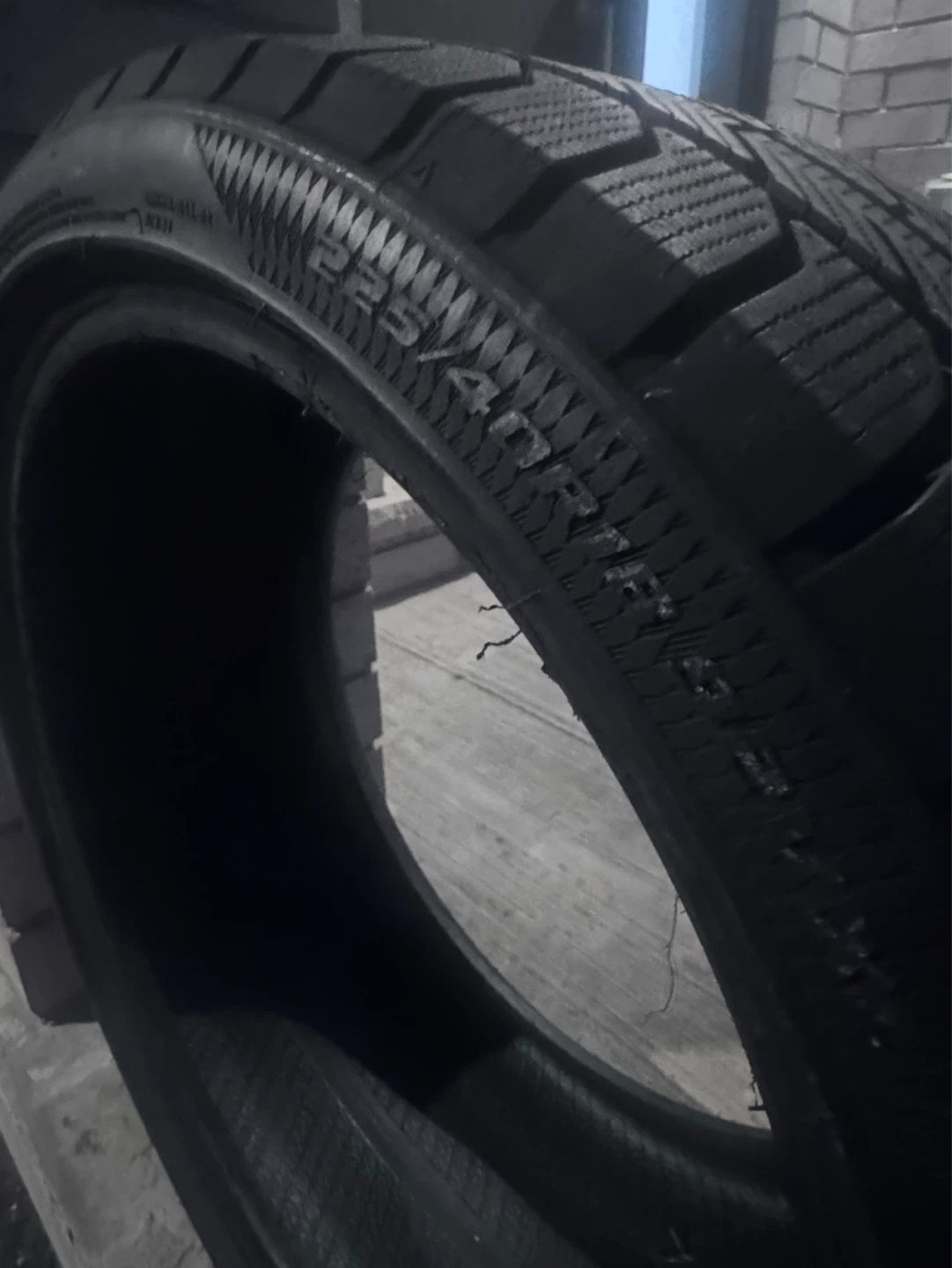 LIKE NEW 225/40R18 Winter Tire - photo 2