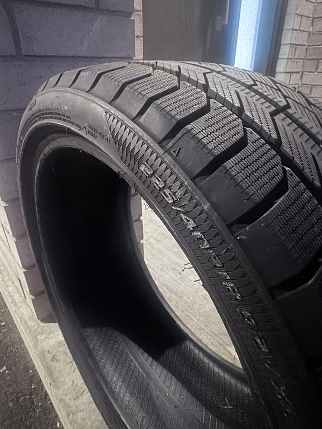 LIKE NEW 225/40R18 Winter Tire