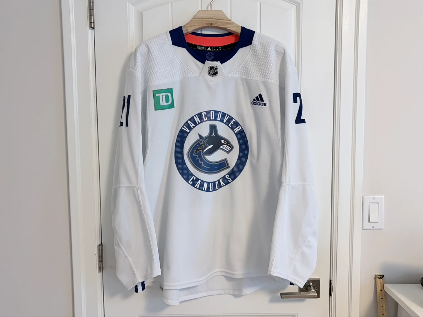 Official Adidas Canucks Höglander Autographed MIC Jersey 58