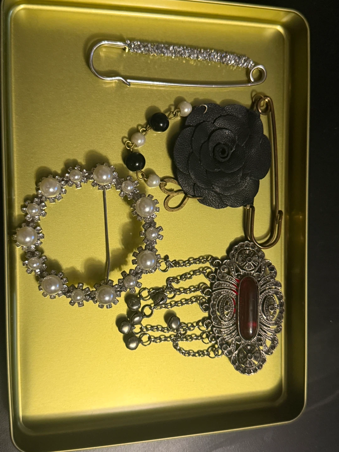 4 different Brooches and Pins