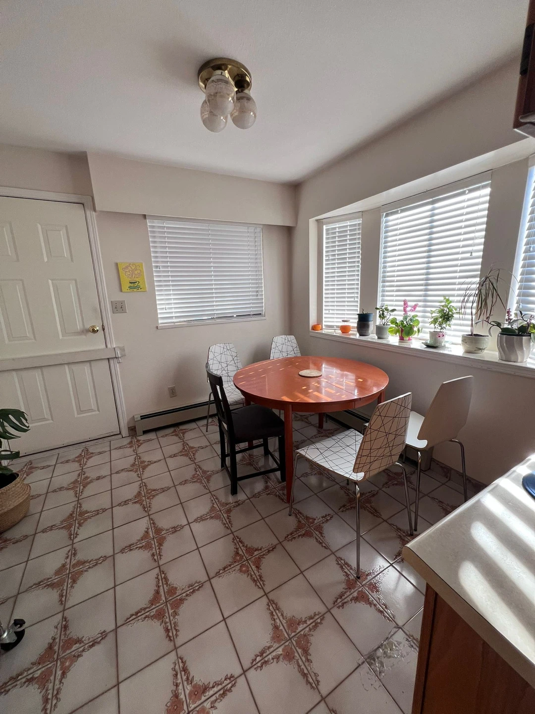 Private room upstairs for rent to female short or long term - photo 3