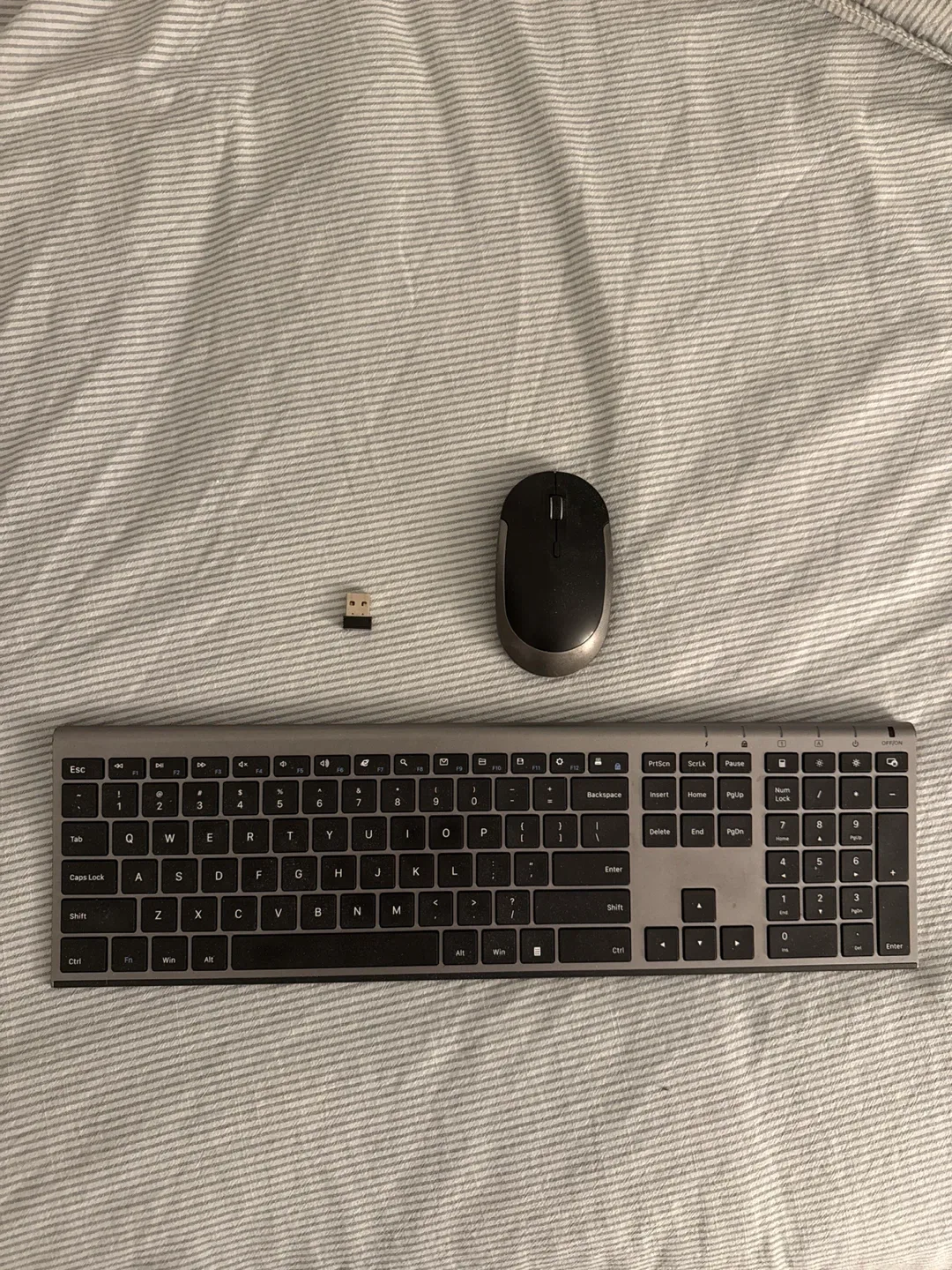 Visuaplus Wireless Keyboard and Mouse Combo