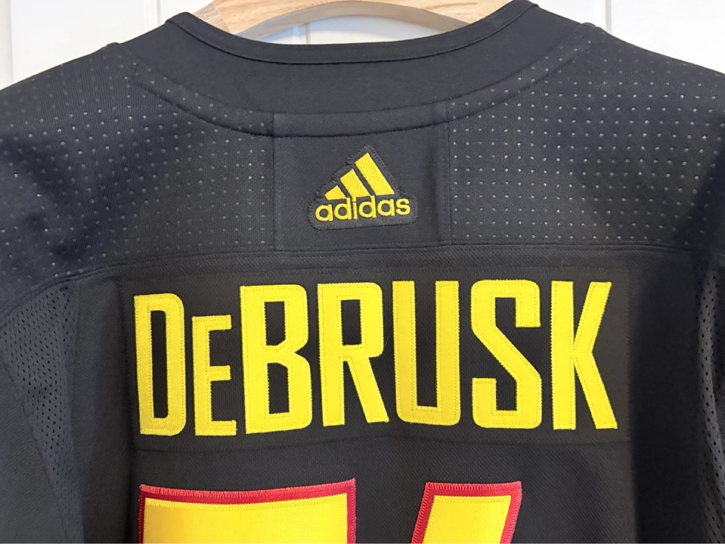 Authentic Adidas Canucks DeBrusk Bear Autograph Skate Jersey 56 - photo 3
