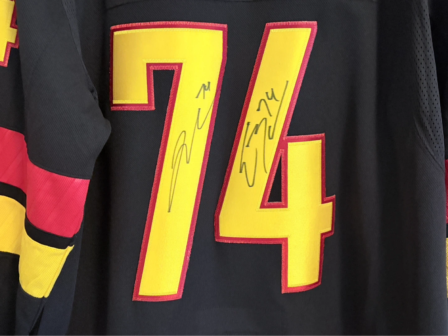 Authentic Adidas Canucks DeBrusk Bear Autograph Skate Jersey 56 - photo 2