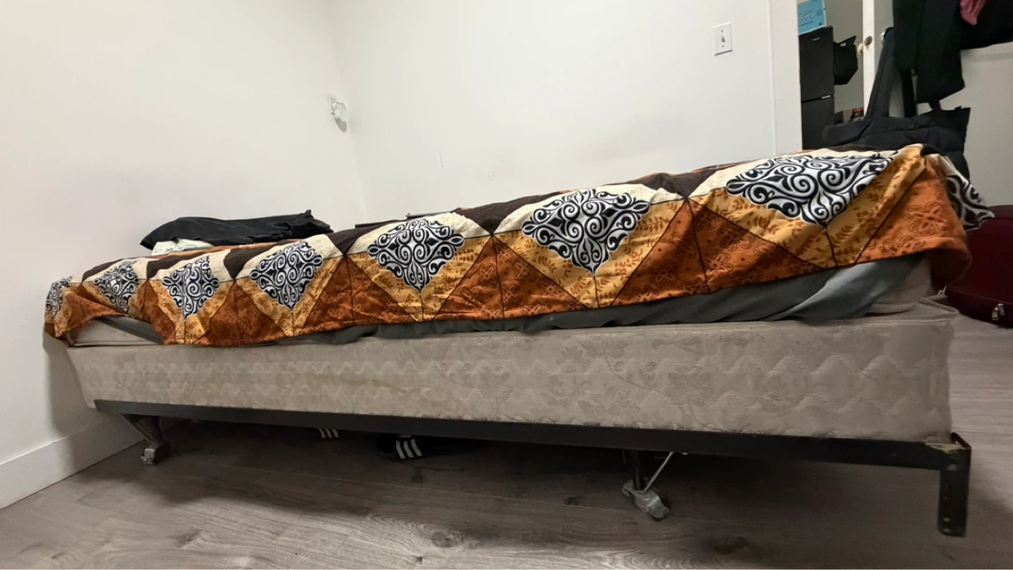 Queen size bed with mattress - photo 2