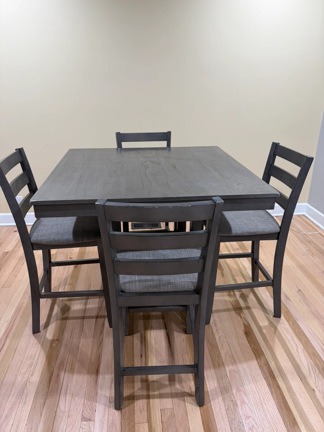 Comedor pequeño con 4 sillas