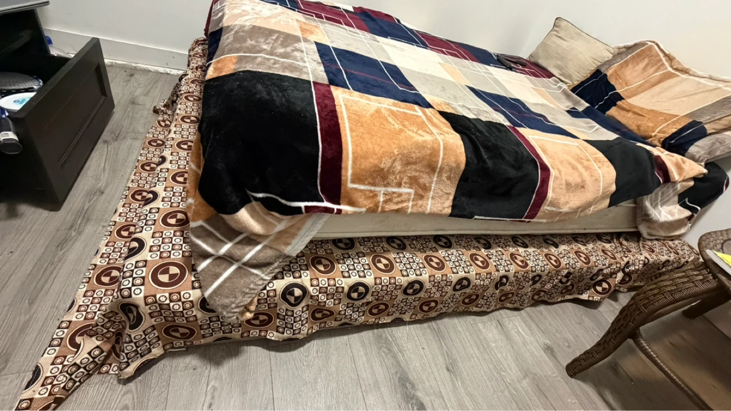 Queen Size Bed with Comforter and Pillows - photo 2