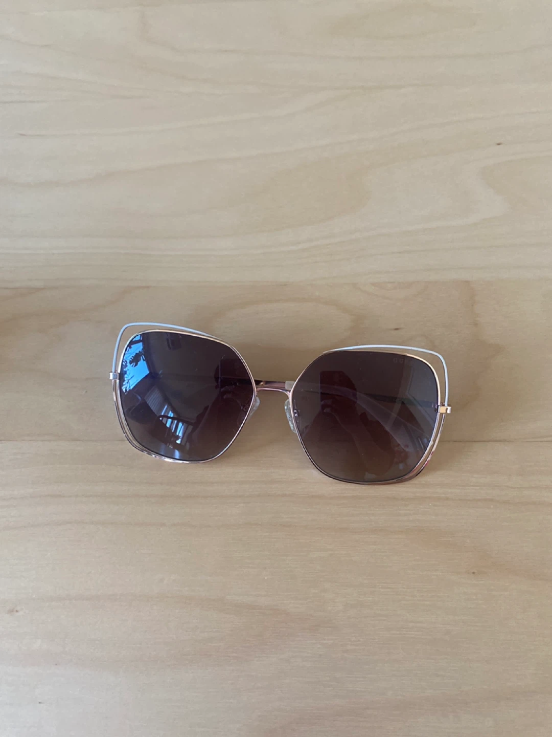 GUESS Sunglasses with Red Case - photo 3