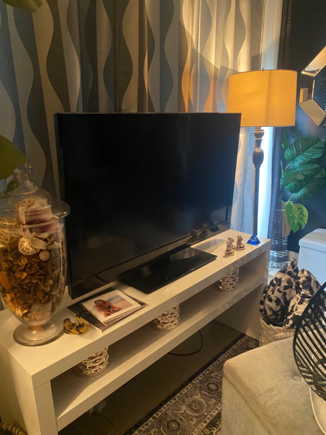 LG Flat Screen TV - photo 2