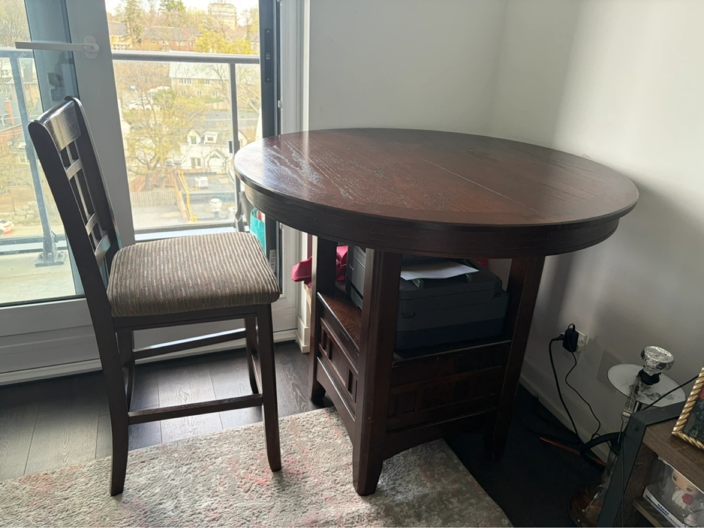 (PRICE NEGOTIABLE) Big extendable table + 4 chairs
