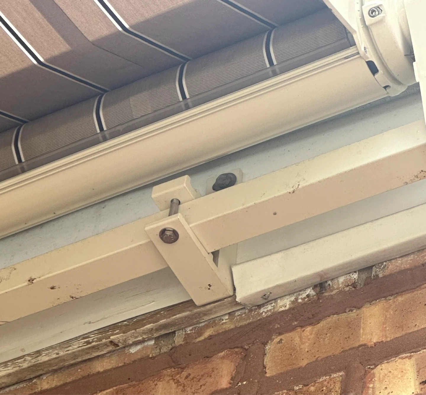 Retractable Patio Awning - Beige and White Stripes - photo 4