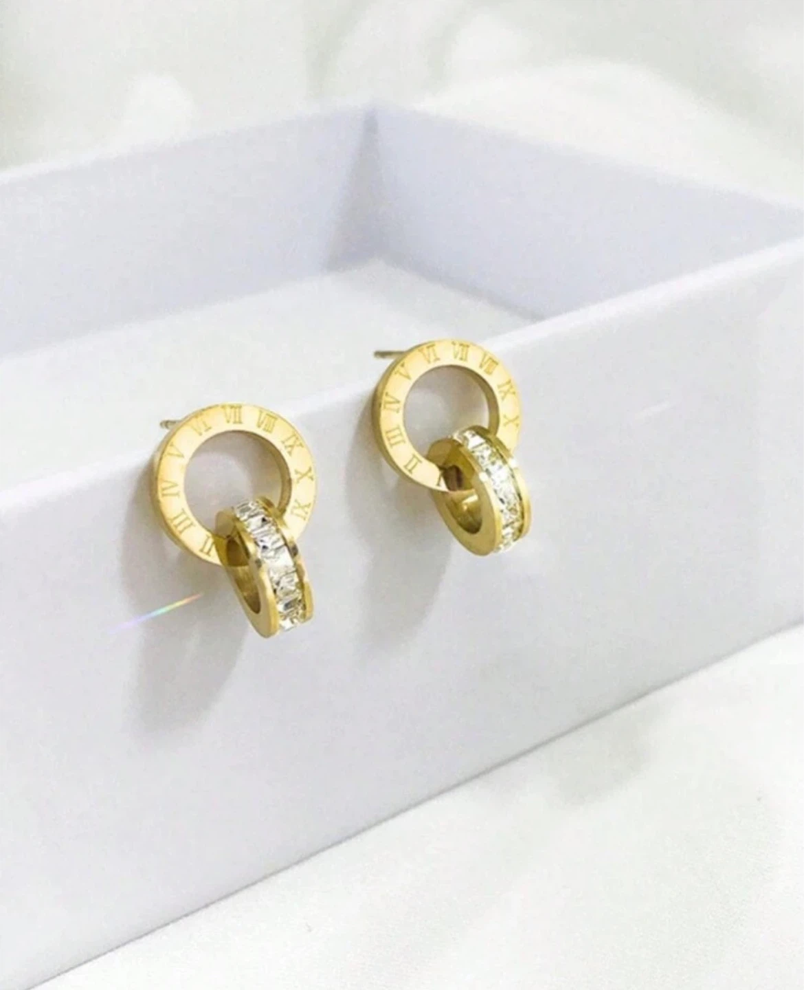 Gold Roman Numeral Circle Necklace and Earrings Set - photo 2