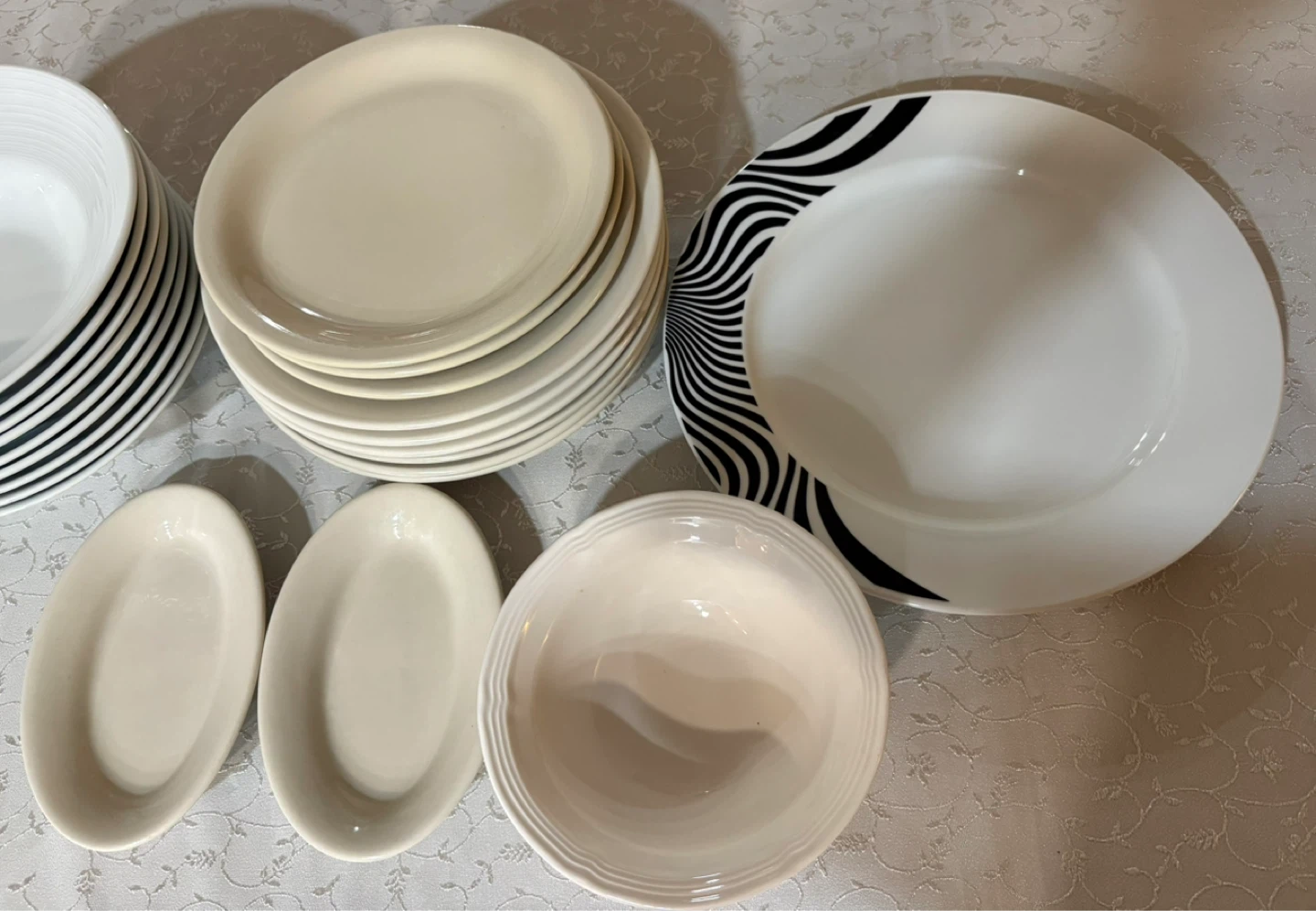 Porcelain Dinnerware.Mixed Lot of Dinnerware Plates and Bowls - photo 5