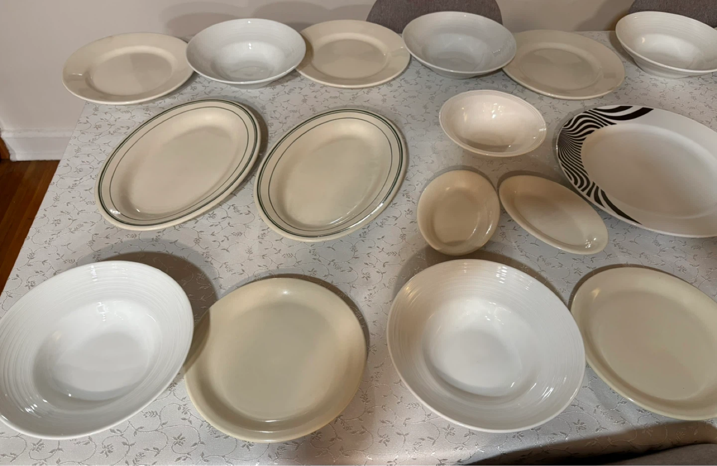 Porcelain Dinnerware.Mixed Lot of Dinnerware Plates and Bowls - photo 2