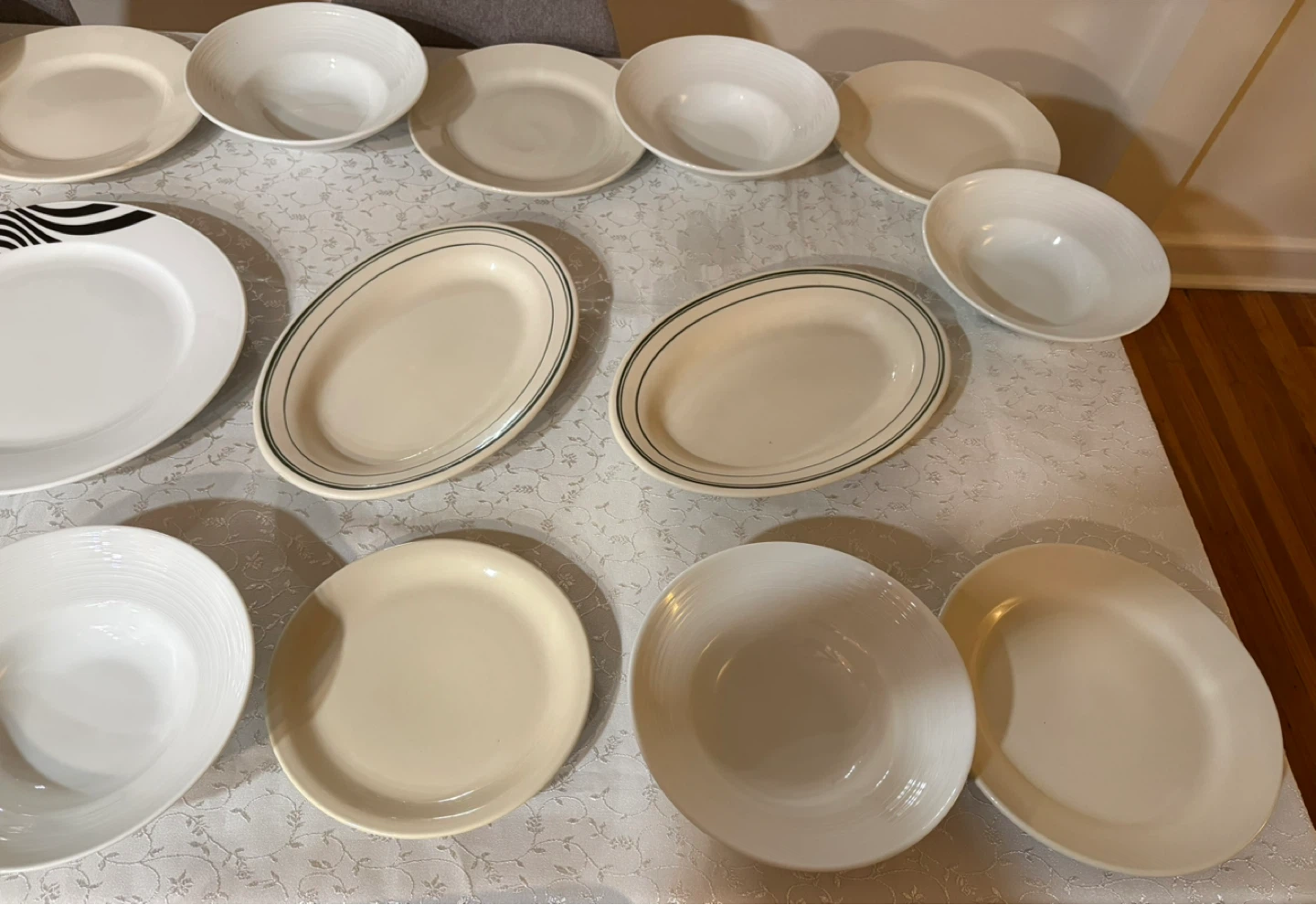 Porcelain Dinnerware.Mixed Lot of Dinnerware Plates and Bowls - photo 3
