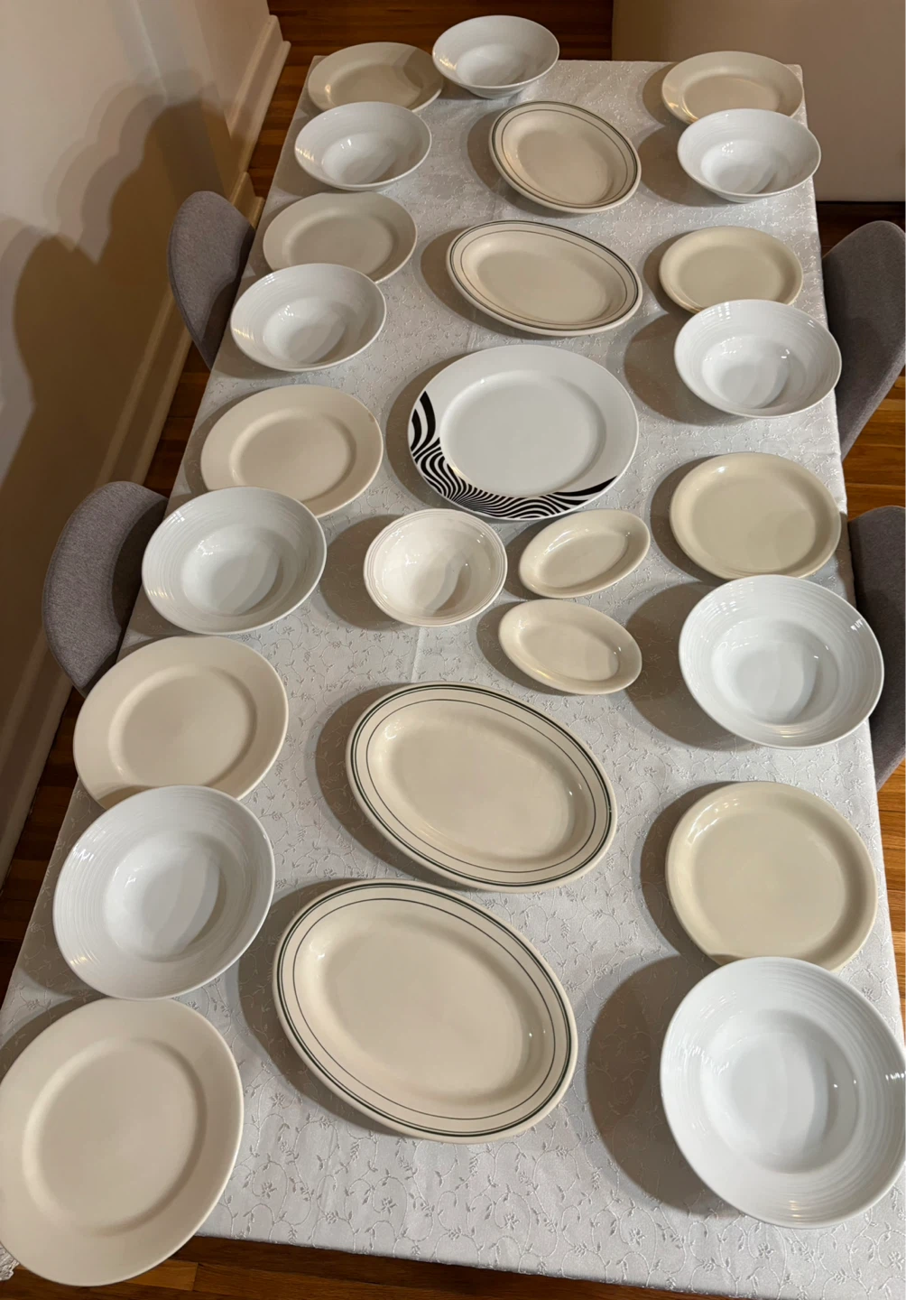 Porcelain Dinnerware.Mixed Lot of Dinnerware Plates and Bowls