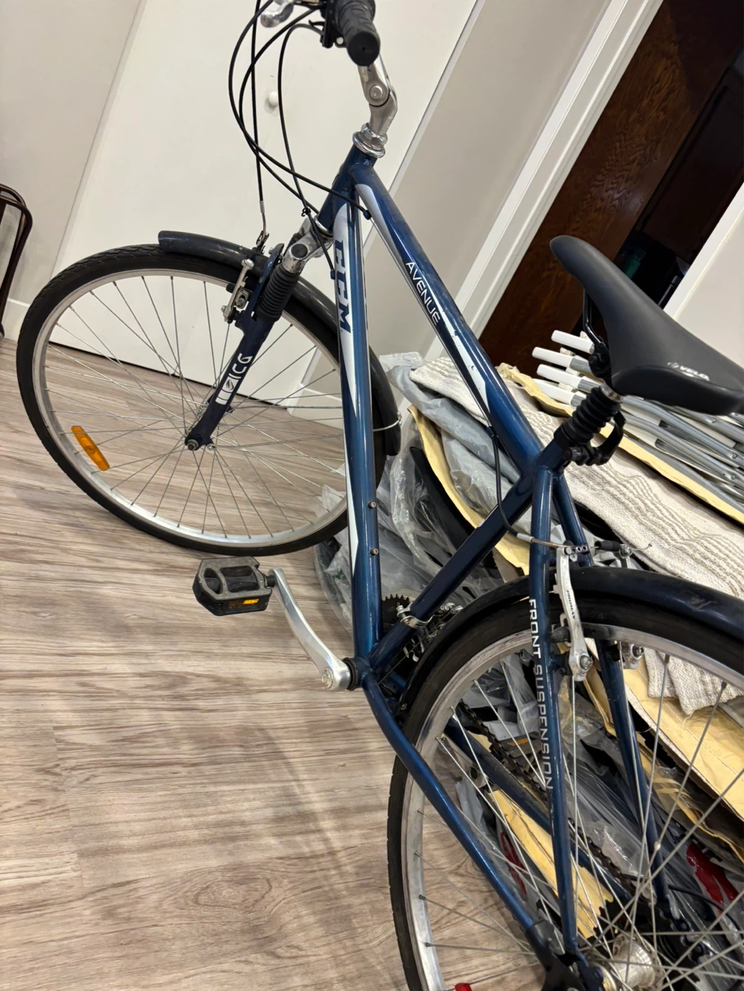 CCM Avenue Hybrid Bike 18” Frame – Like New, Tuned Up - photo 2