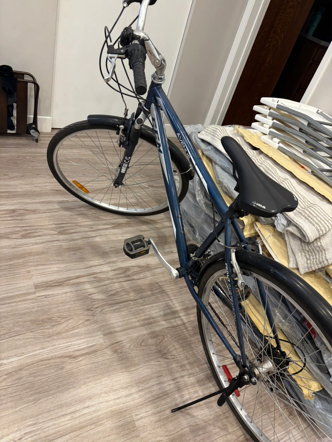 CCM Avenue Hybrid Bike 18” Frame – Like New, Tuned Up - photo 5