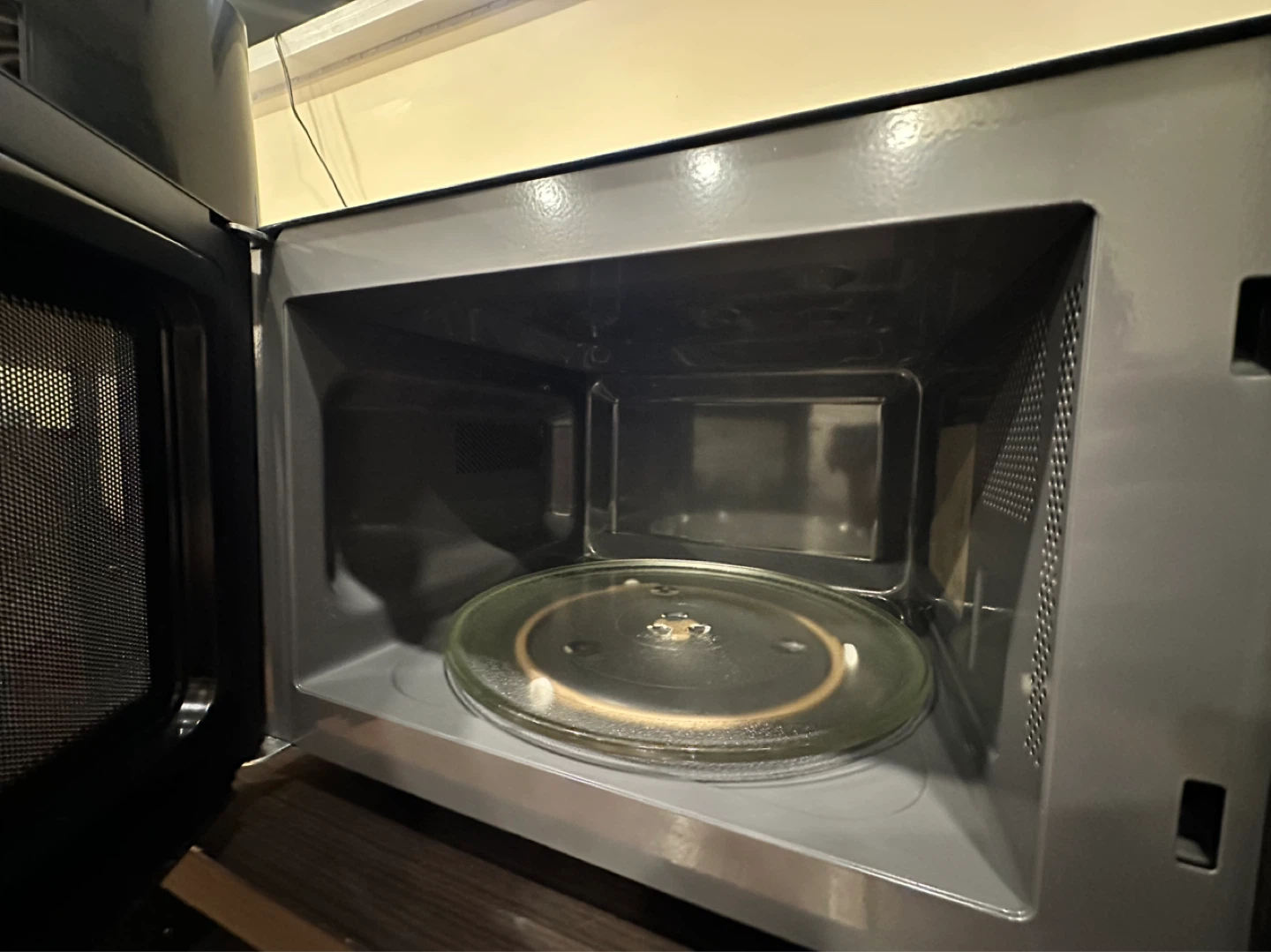 Magic Chef 1.1 Cu. Ft. Countertop Microwave Oven - photo 2