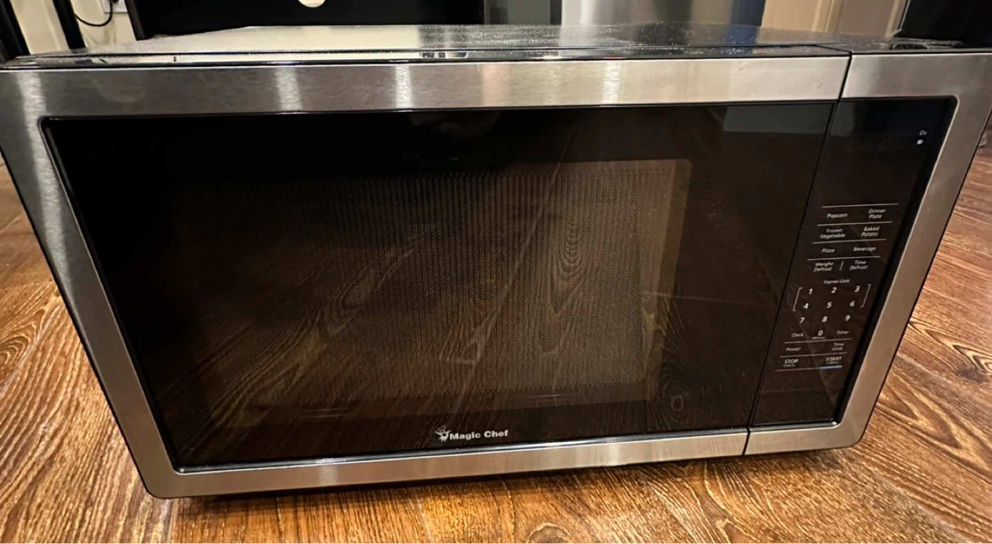 Magic Chef 1.1 Cu. Ft. Countertop Microwave Oven