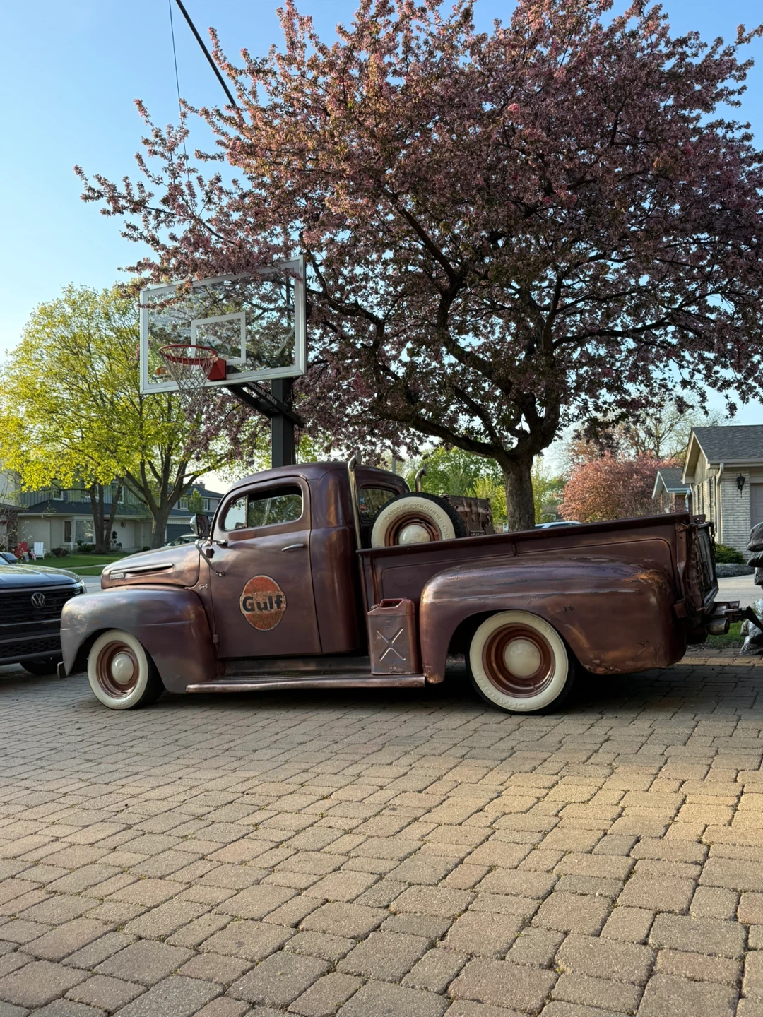 Vintage Ford F-Series Truck with Gulf Livery - photo 3