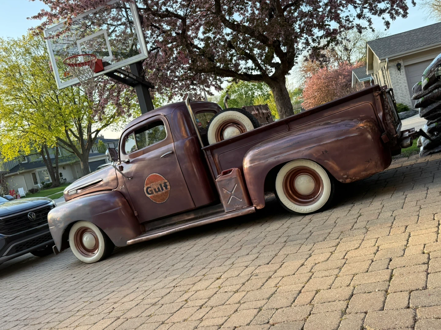 Vintage Ford F-Series Truck with Gulf Livery - photo 2