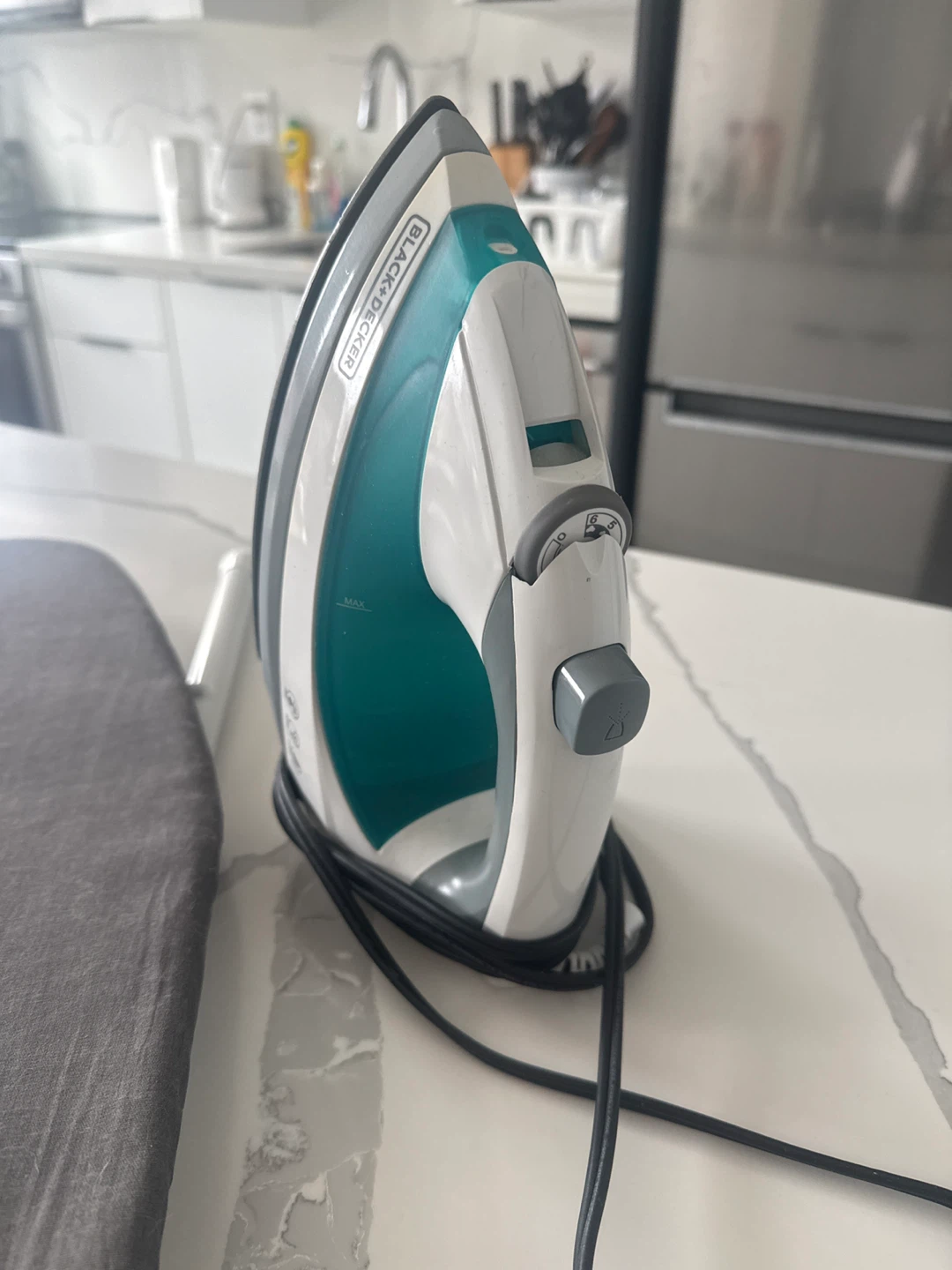 Black+Decker Iron and Ironing Board 🌱 - photo 2