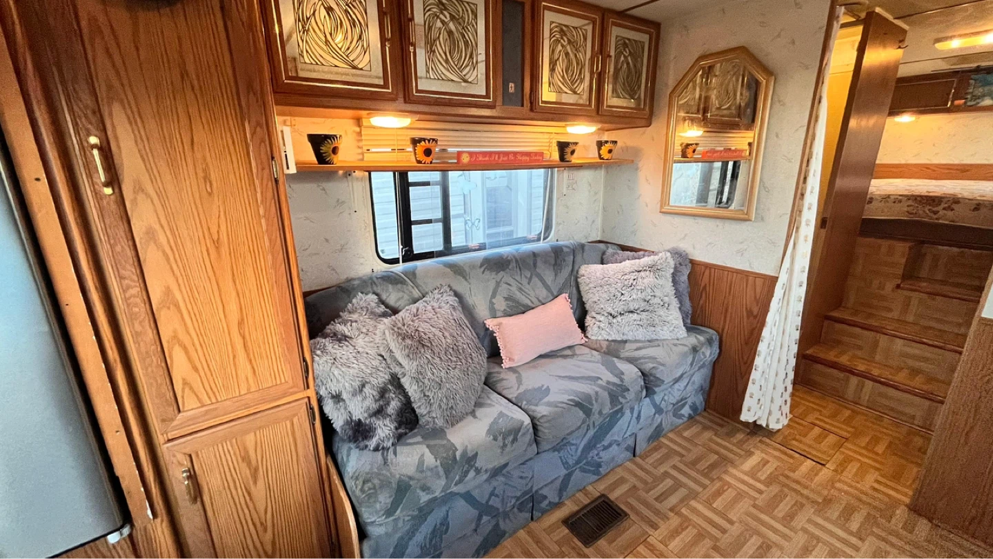 Beautiful Jayco fifth wheel trailer $5000 firm - photo 2