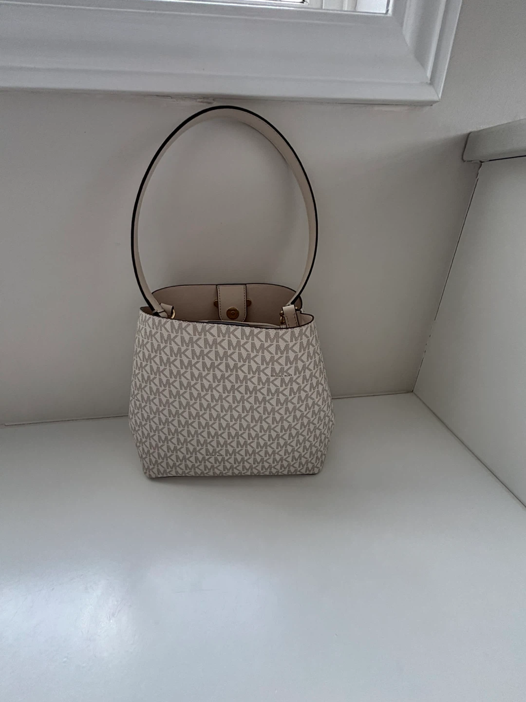 Michael Kors Bucket Bag - photo 2